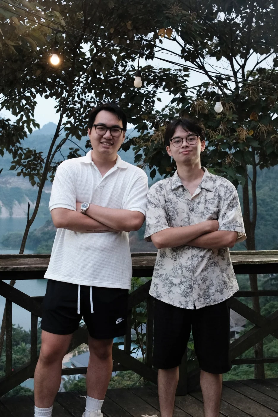 Tấm thiệp Chande Bootcamp đặt trên lan can gỗ giữa cây xanh
