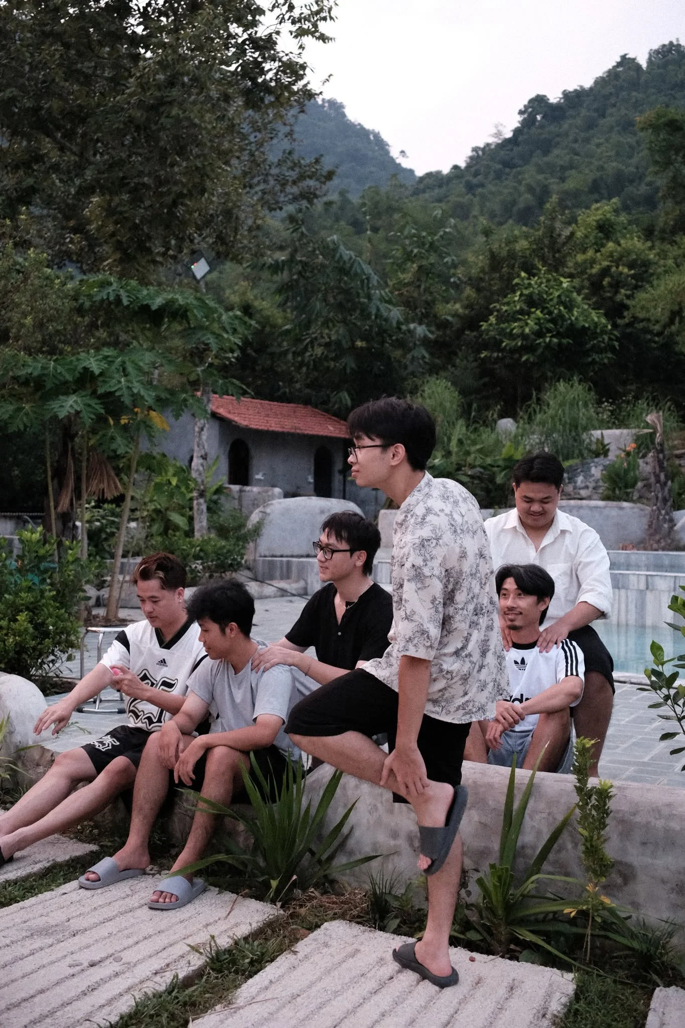 Bàn tay cầm khung ảnh con bướm giữa vườn